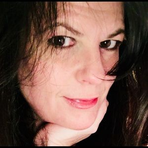 Meet your Posher, Larissa